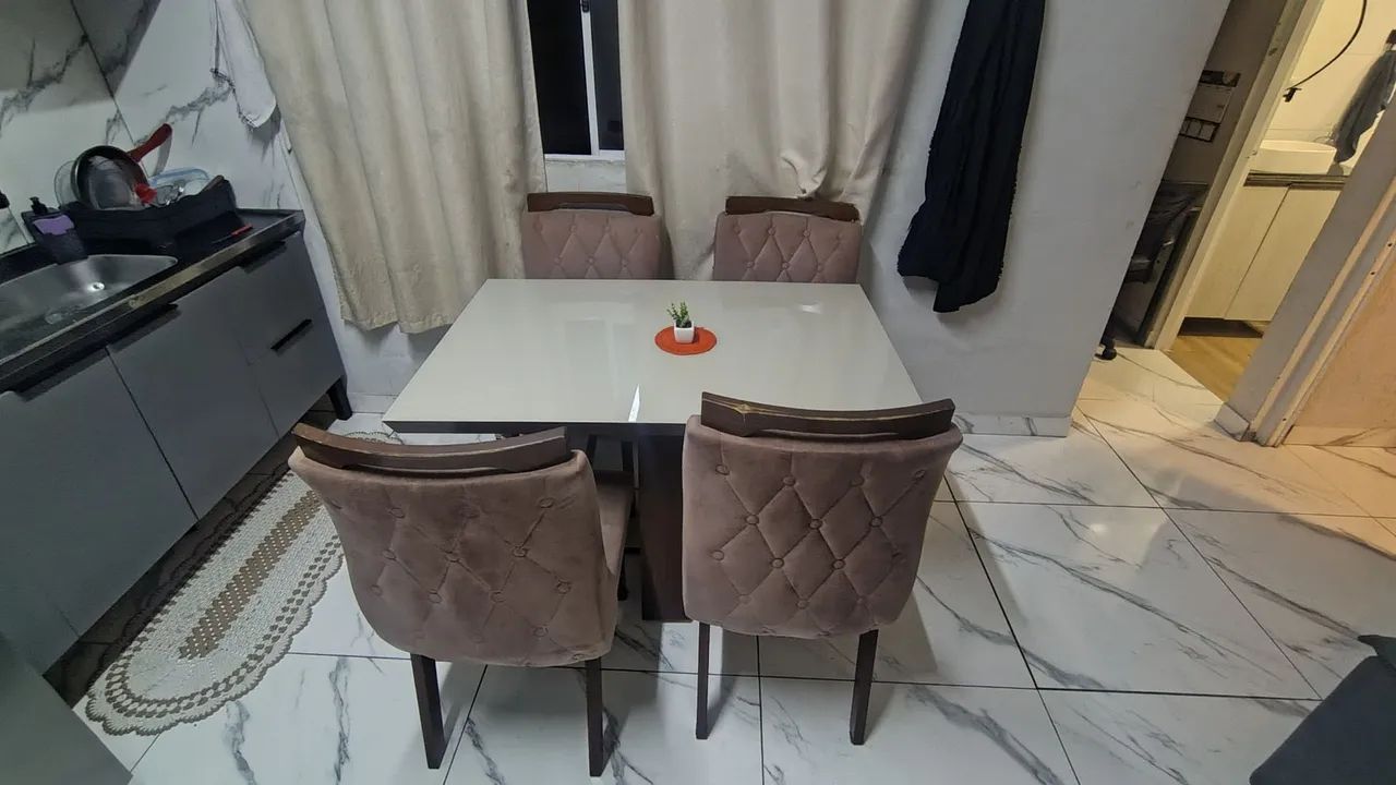 Mesa com 4 cadeiras