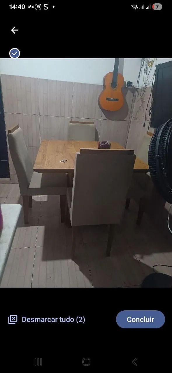 Mesa de jantar de madeira com tampo de vidro. - Foto 4