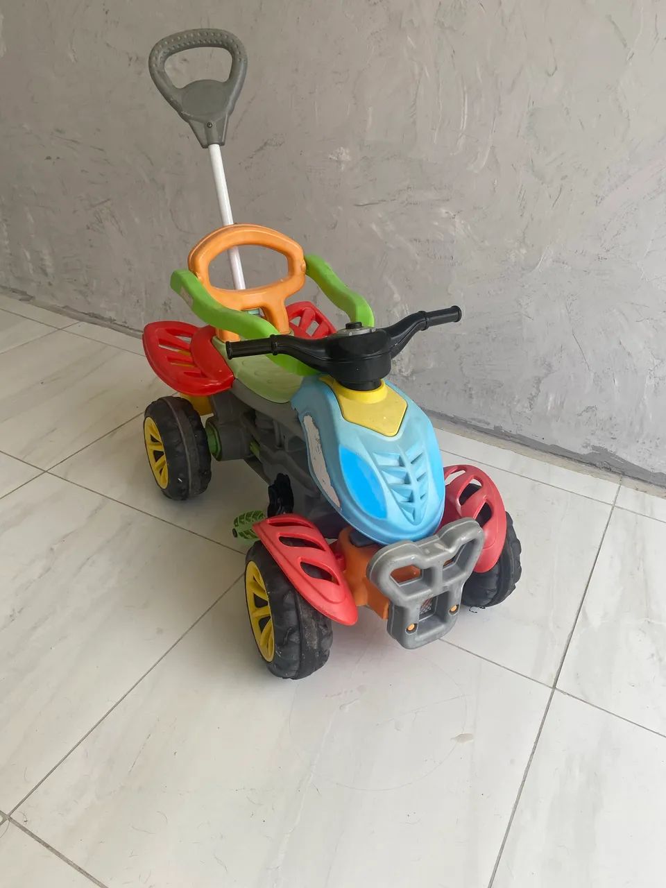 Moto Maral com apoio para pés e com pedal .