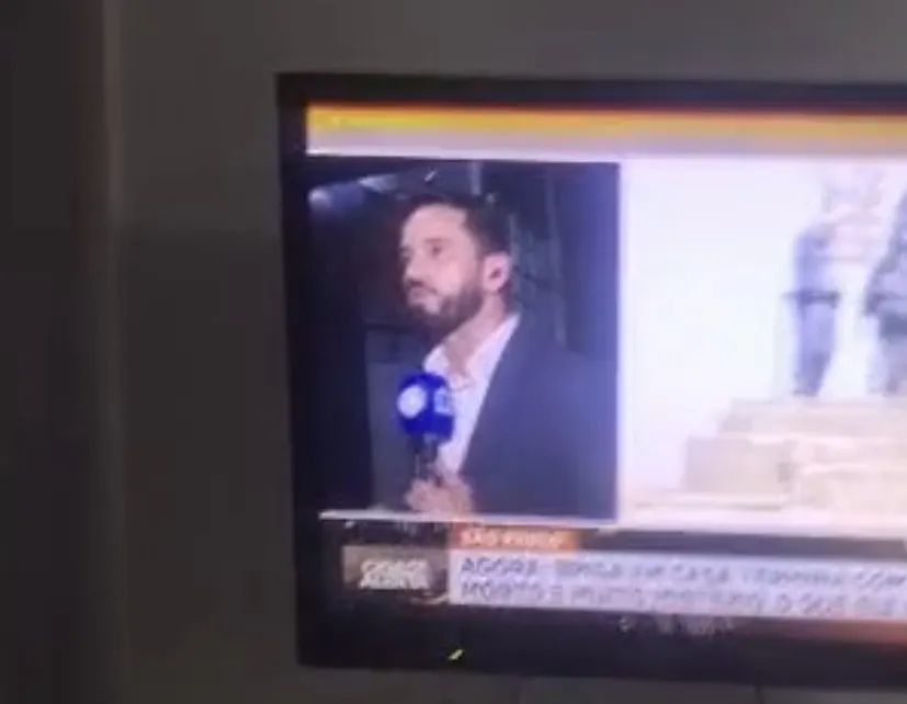 Tv Sony 42 polegadas em bom estado e funcionando, com duas faixas coloridas na tela