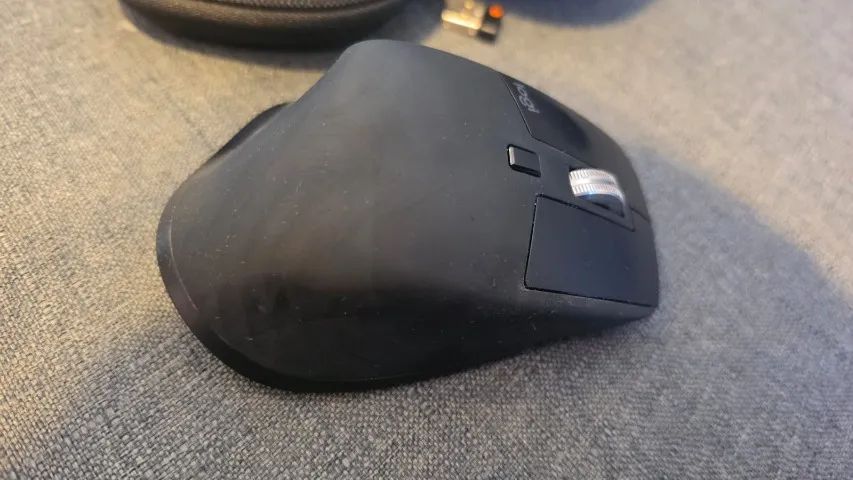 Mouse MX Master 3 + case - Usado, excelente estado - Foto 4