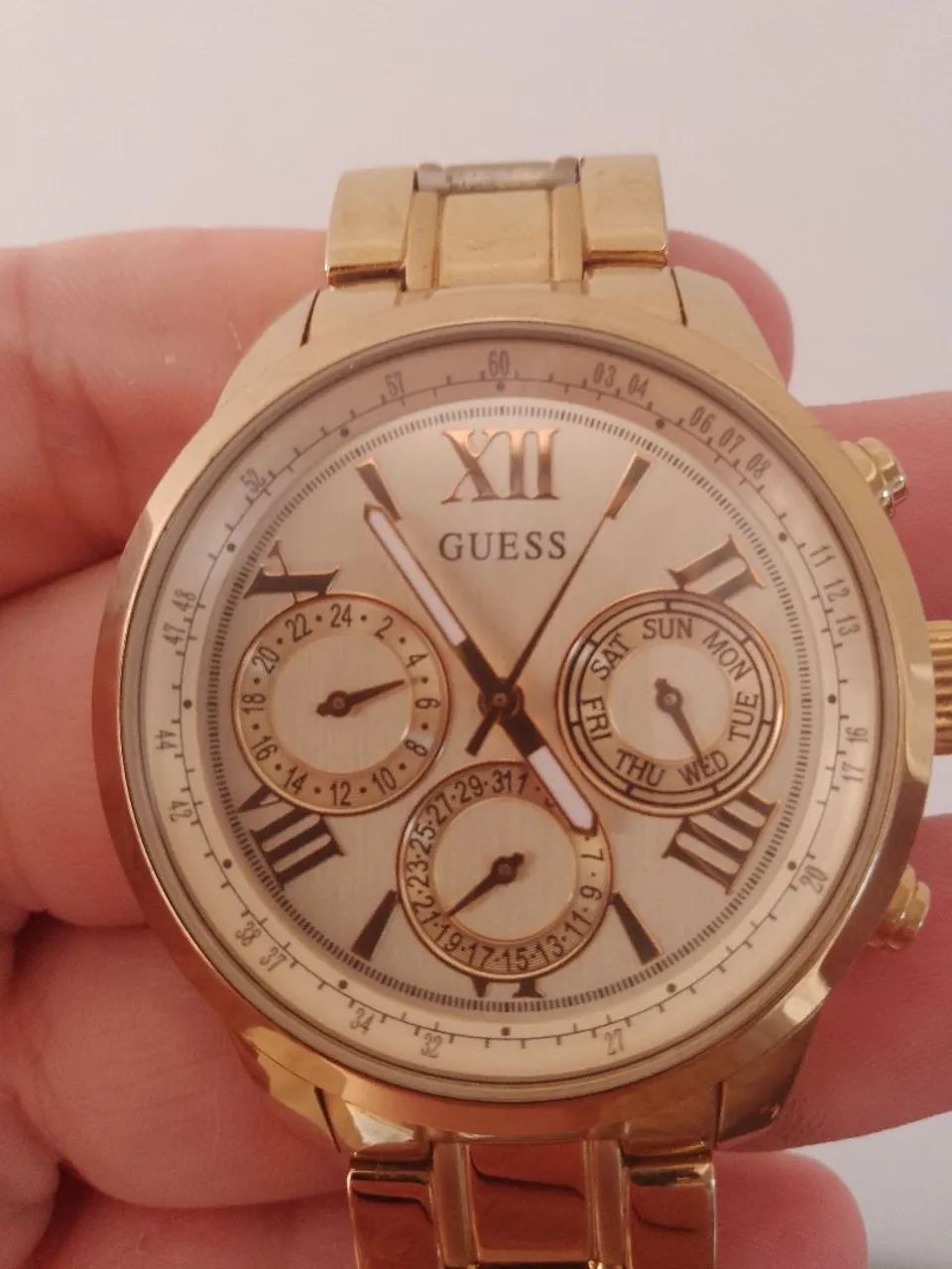 Lindo Relógio Guess dourado 