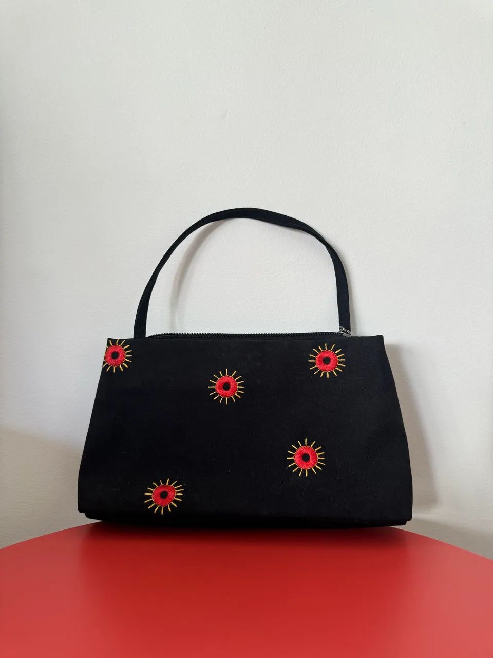 Bolsa preta bordada 