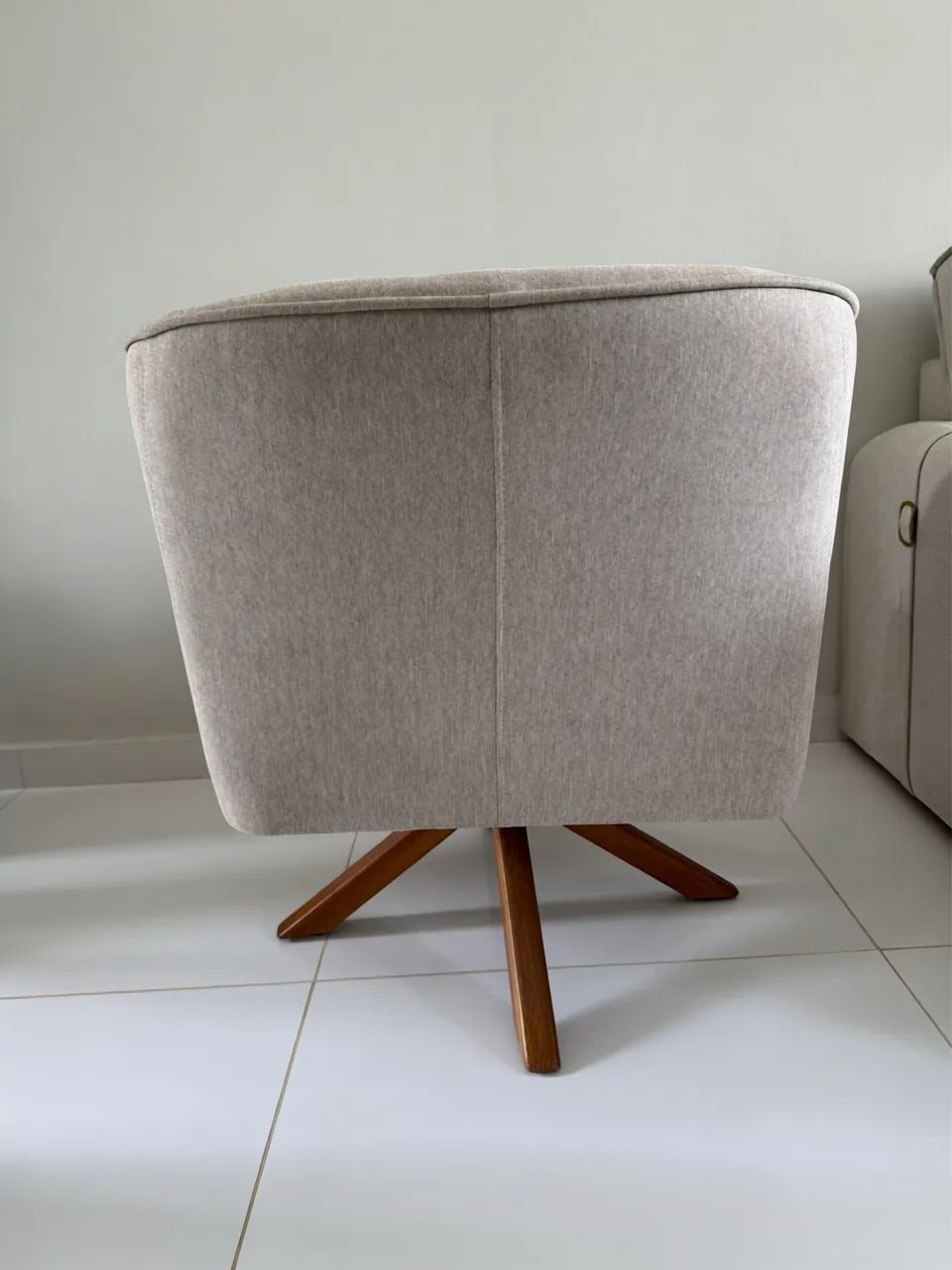 Vendo 2 Poltronas Giratória em Linho - Alto Padrão - Foto 4