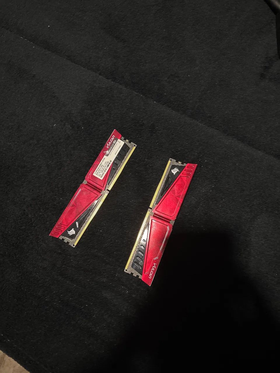 Vendo 2 memória ram cada uma com 8  ddr4 3000