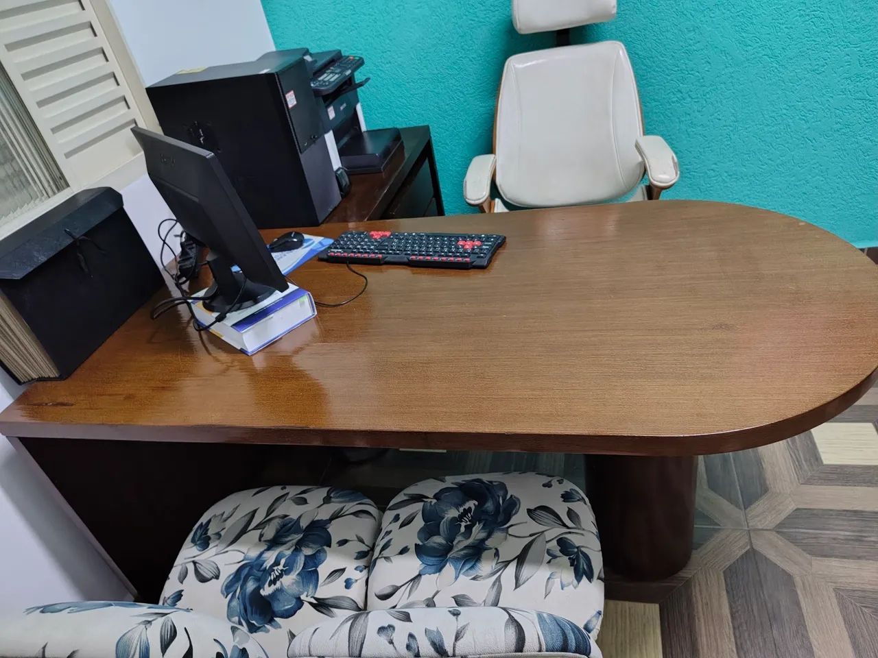 Mesa de madeira maciça em L com gaveteiro com rodinhas  - Foto 3