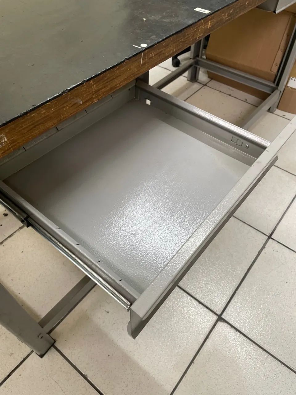 Bancada de aço reforçada com tampo em compensado naval de 40mm com 2 gavetas - 200x80x89cm - Foto 2
