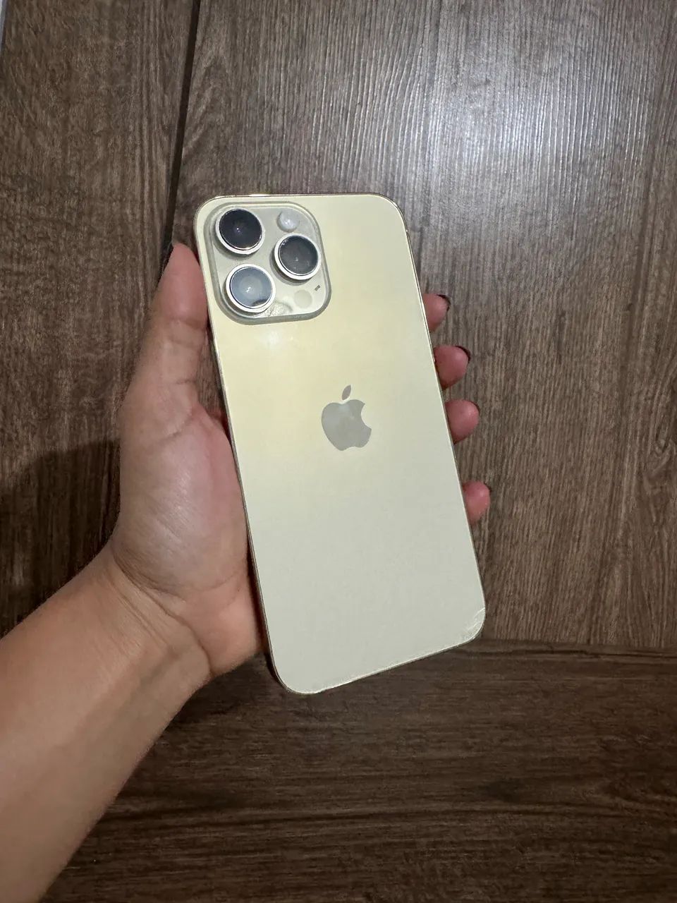 iPhone 14 Pro Max dourado 