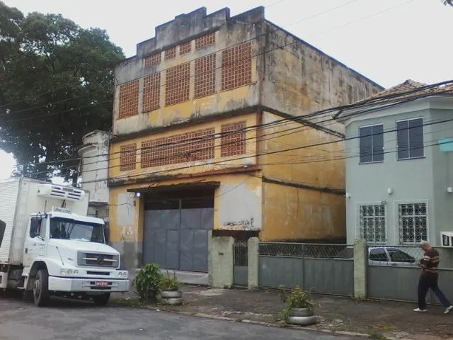 Galpão Ramos com 912m² Barato a 200 metros da Av. Brasil