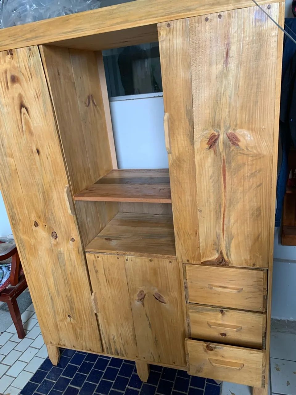 Guarda roupa em madeira Pinus