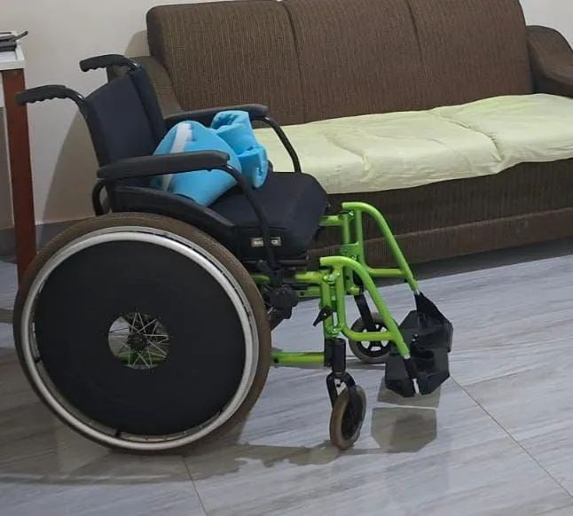 Venda de cadeira de rodas, cadeira de banho e cama hospitalar  elétrica  - Foto 2