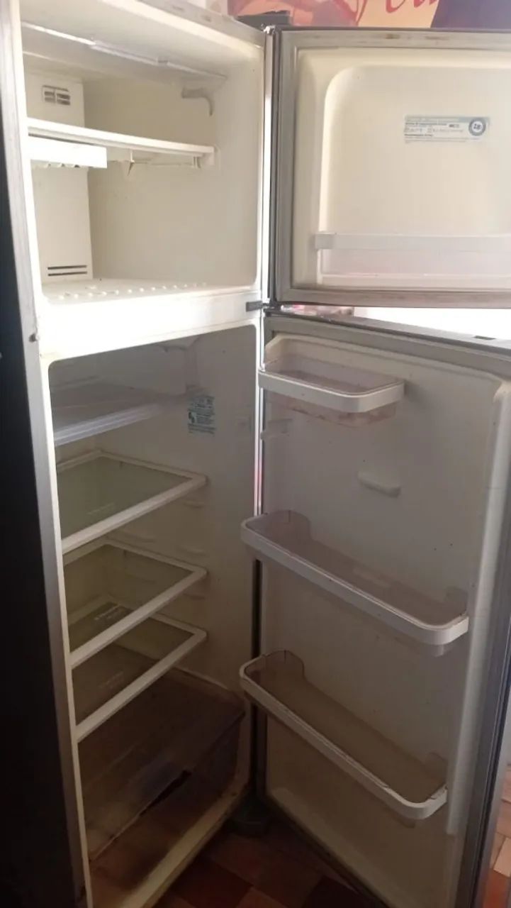 Vende se geladeira 