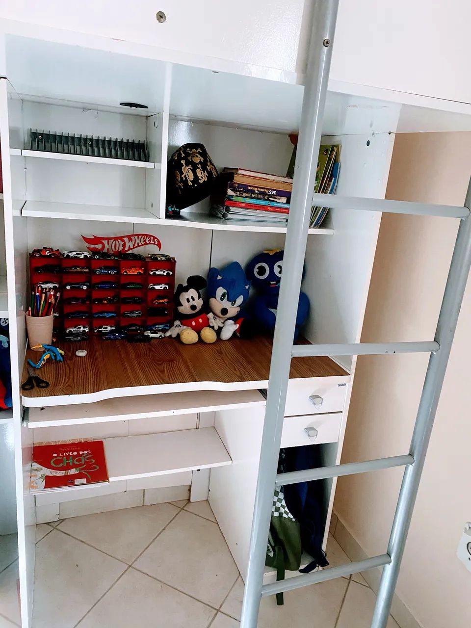 Beliche com prateleira lá e mesa para computador  - Foto 5