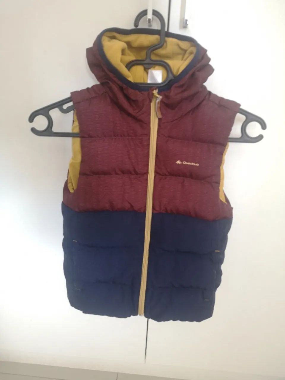 Colete Acolchoado Infantil com Capuz Quechua (Decathlon)