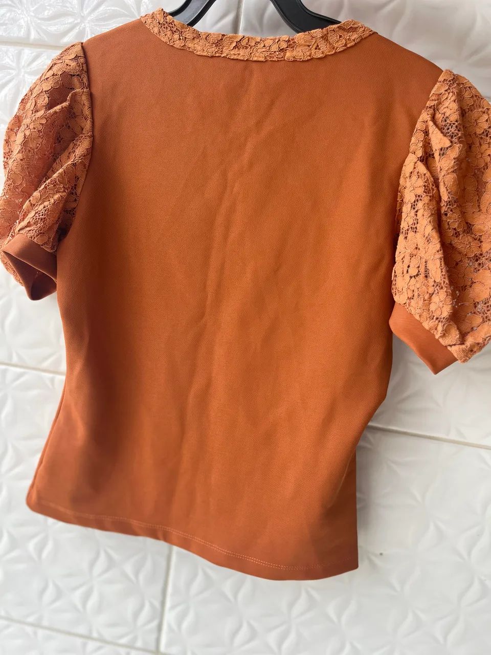 Blusa Terracota Romântica com Mangas Puff de Renda - Foto 4