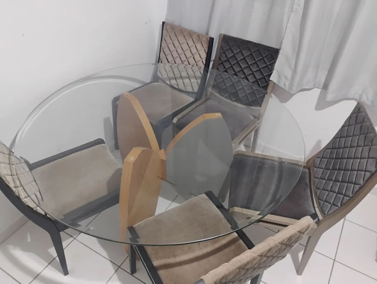 Conjunto de jantar com mesa redonda de vidro com 5 cadeiras - Foto 2
