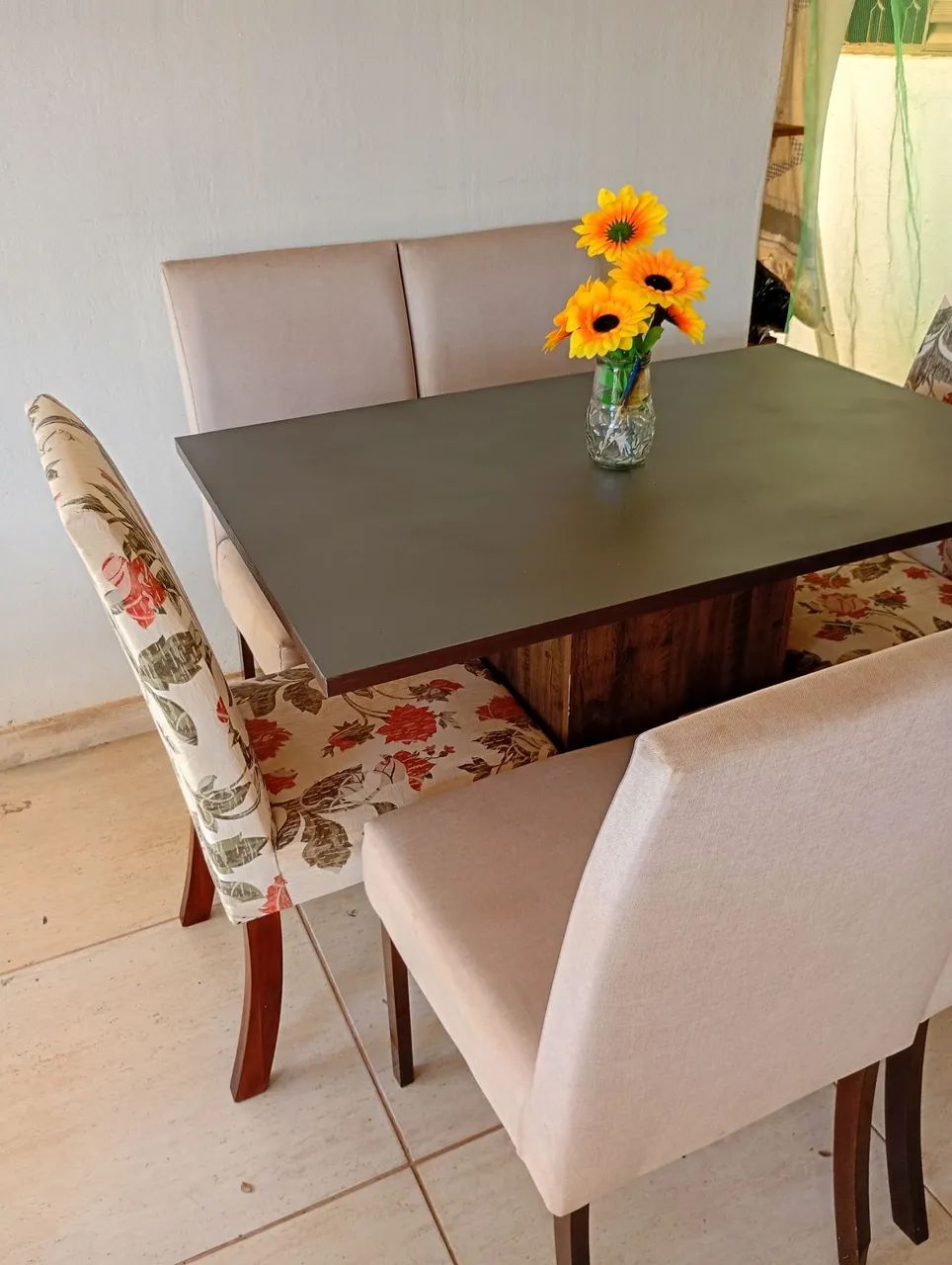 Mesa com 6 cadeiras bem nova entrego 
