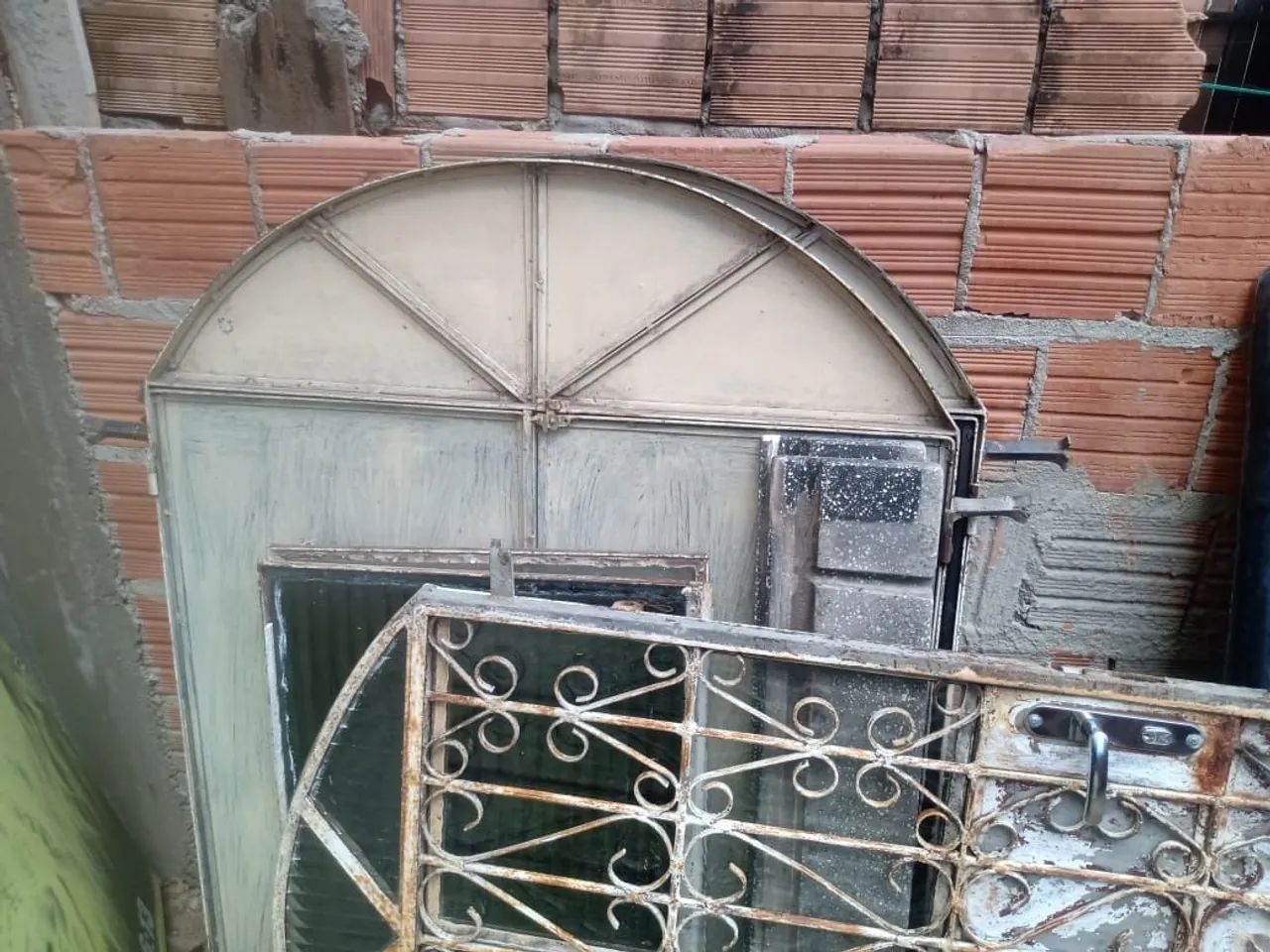 Vendo duas portas duas janelas grandes duas janelas pequenas por apenas 1.500 - Foto 2