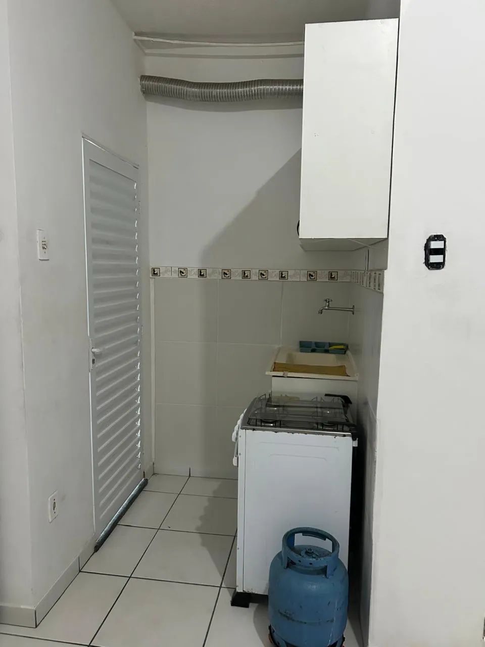 Loft mobiliado água e energia incluso? está alugada até outubro