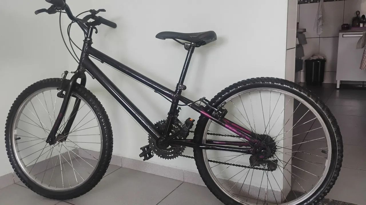 Bicicleta Aro 24 com Marchas - Boa Conservação