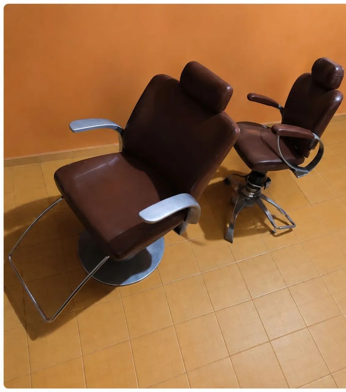 2 cadeiras de barbearia e 1 mini lavatório 