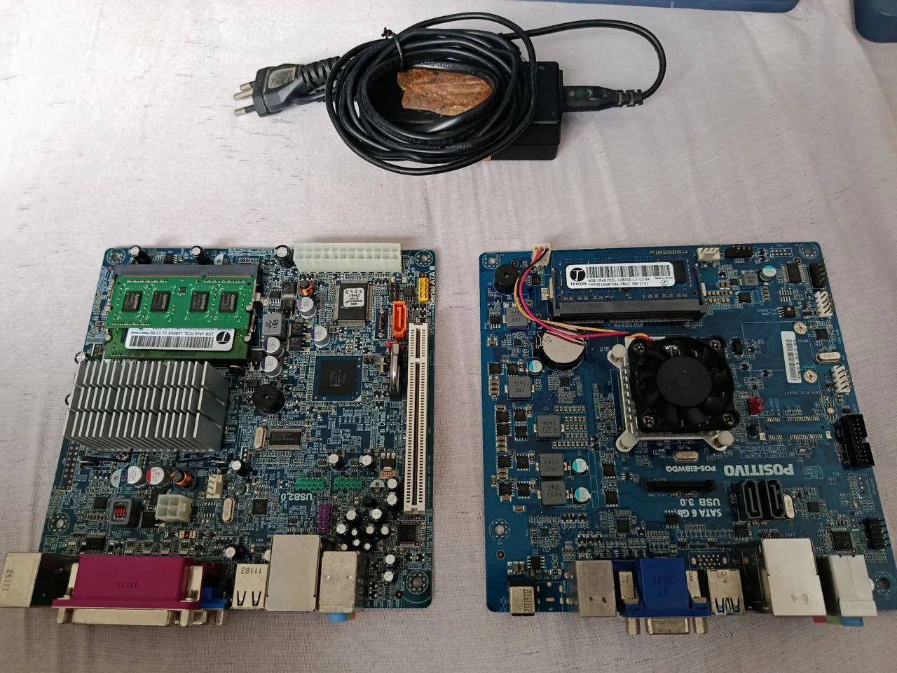 Lote de duas placas mãe MiniITX para Mini PCs 