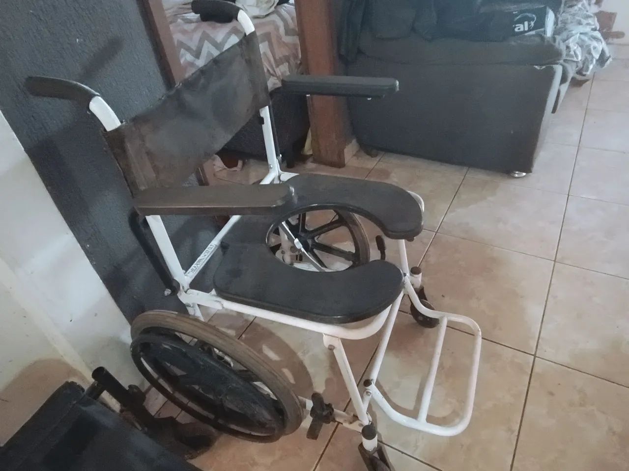 Cadeira de rodas e banho  - Foto 3