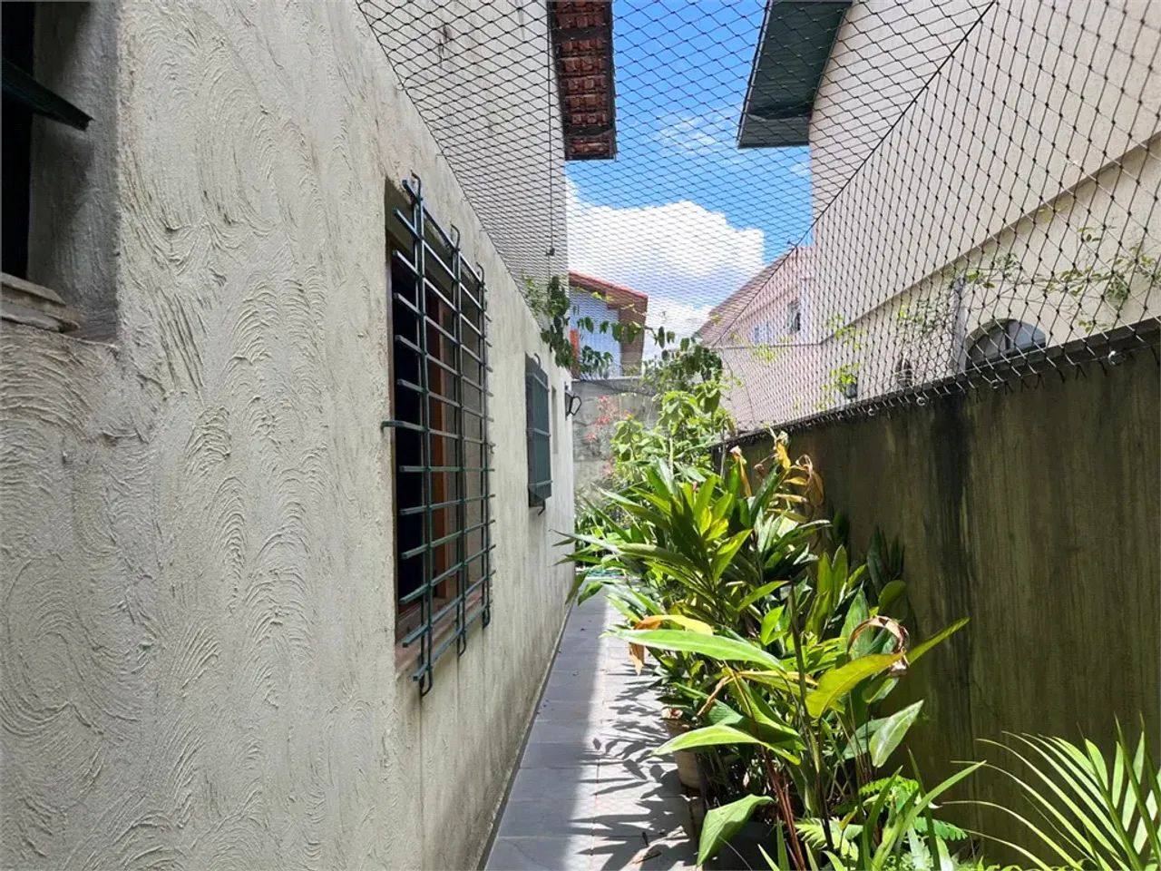 Sobrado em rua fechada.