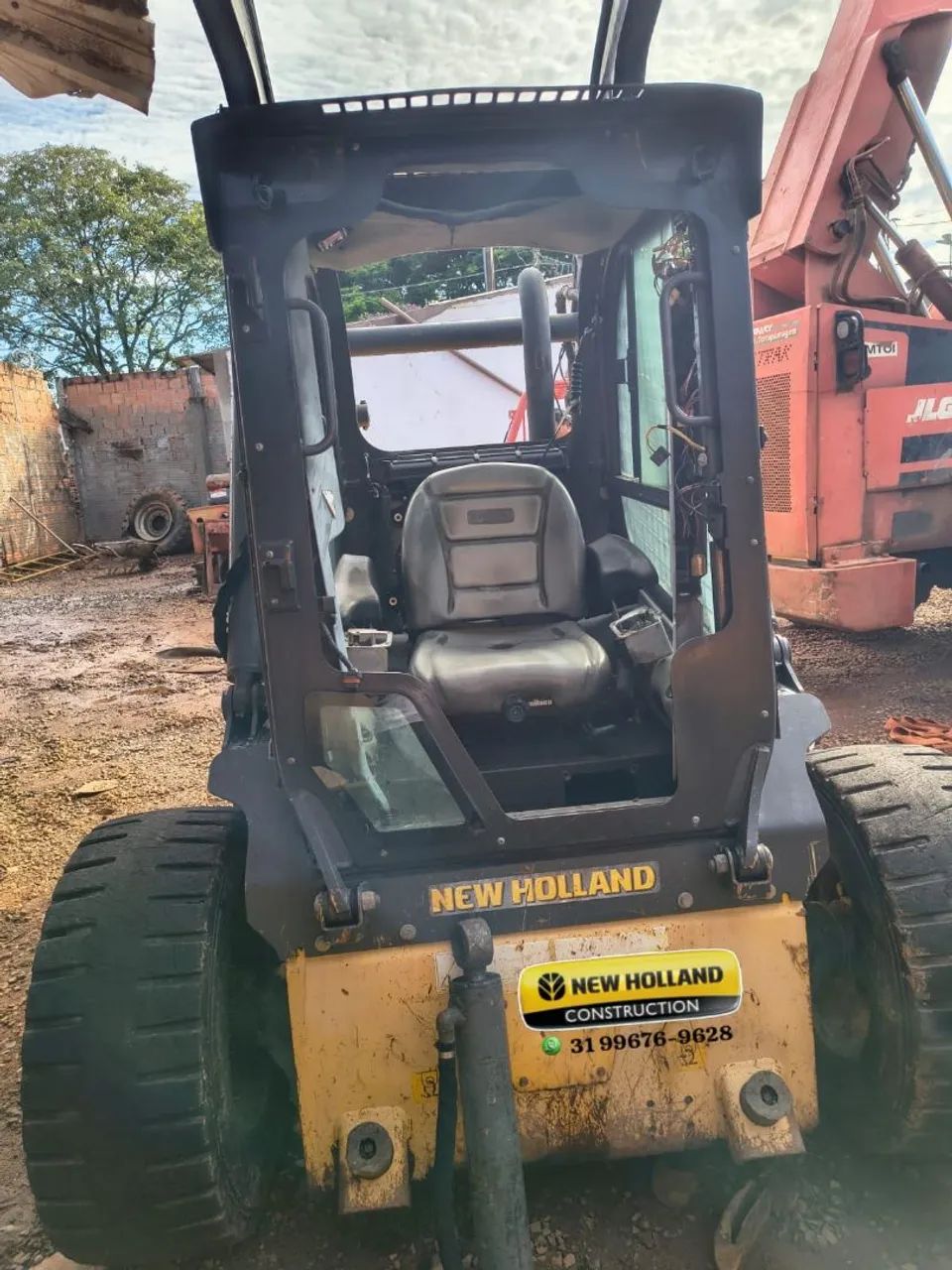 Mini Carregadeira New Holland L225 para revisar ou retirar peças  - Foto 2