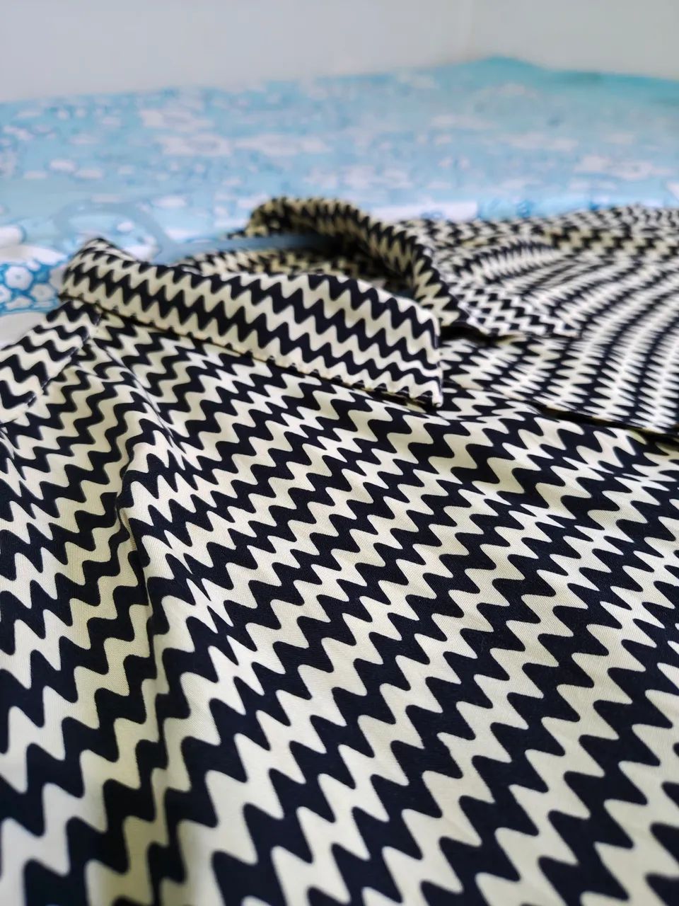 Camisa com padrões serrilhados - Foto 2
