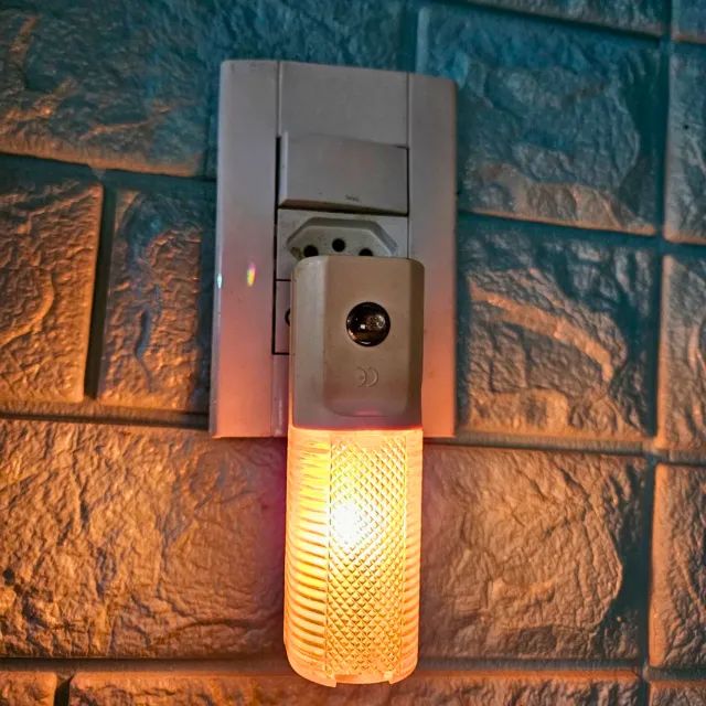 Stenio - Mini Abajur Noturno Bivolt com Sensor Automático para Tomada - SCS61 - Foto 3