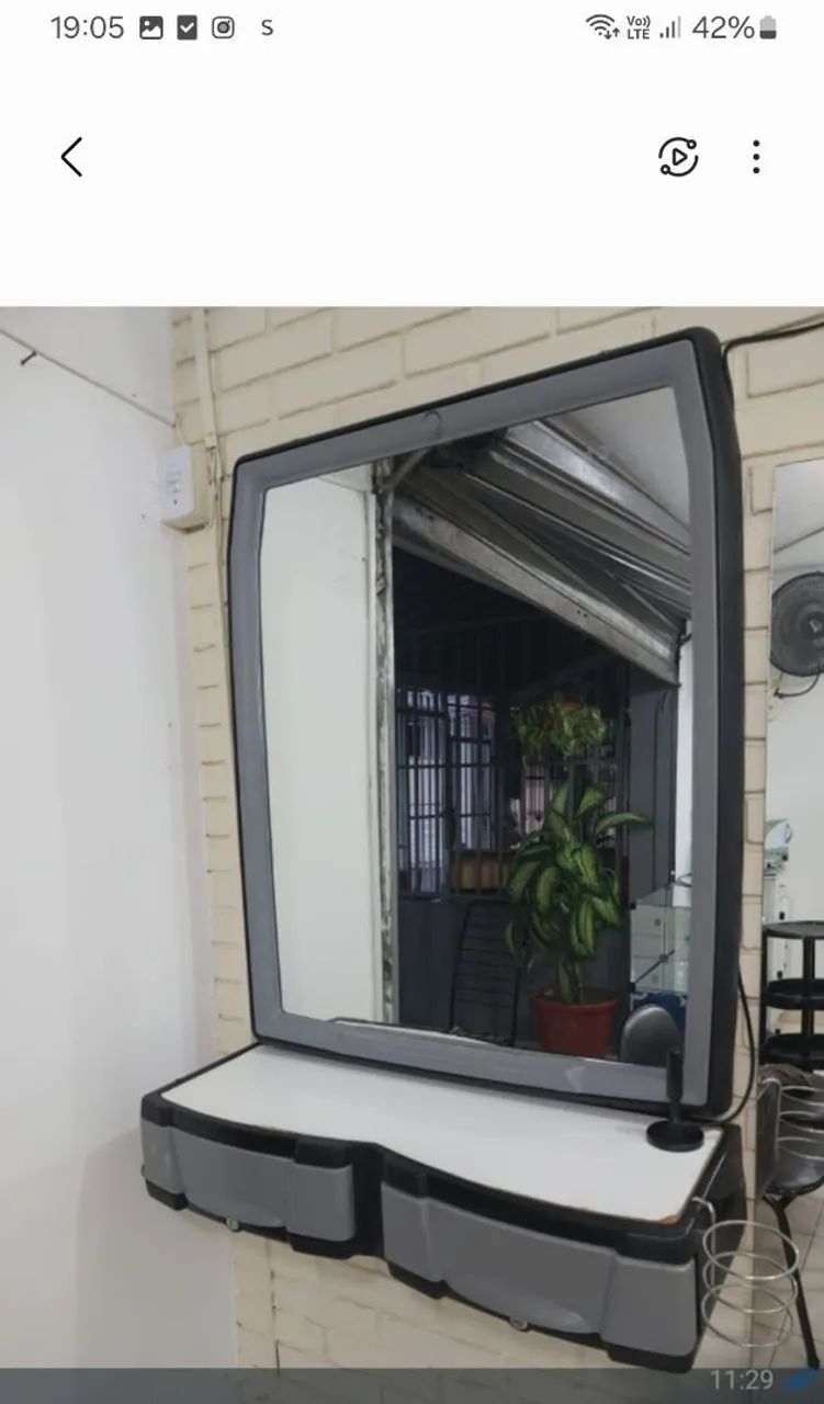 Vende-se bancadas com espelho e gavetas para salão de beleza. 