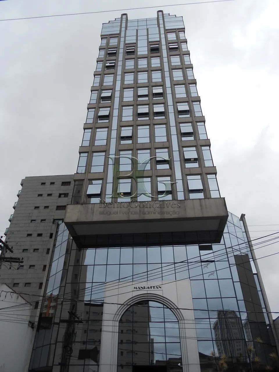 Excelente sala comercial no coração de Poços de Caldas, no Edifício Manhattan.