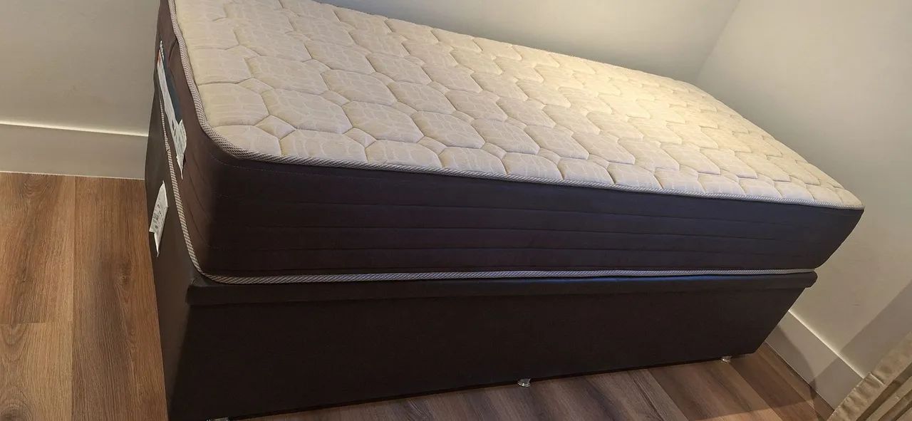 Cama solteiro, box baú em corino