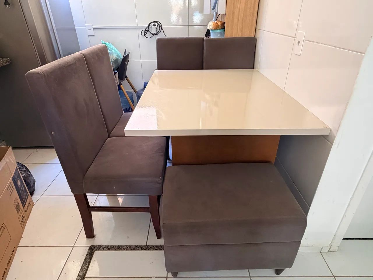 CONJUNTO MESA DE JANTAR COM 4 CADEIRAS E UM PUFF - Foto 3