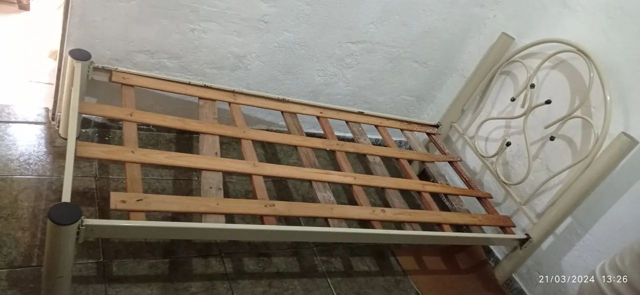 Cama de solteiro de ferro cor creme com colchão - Foto 2