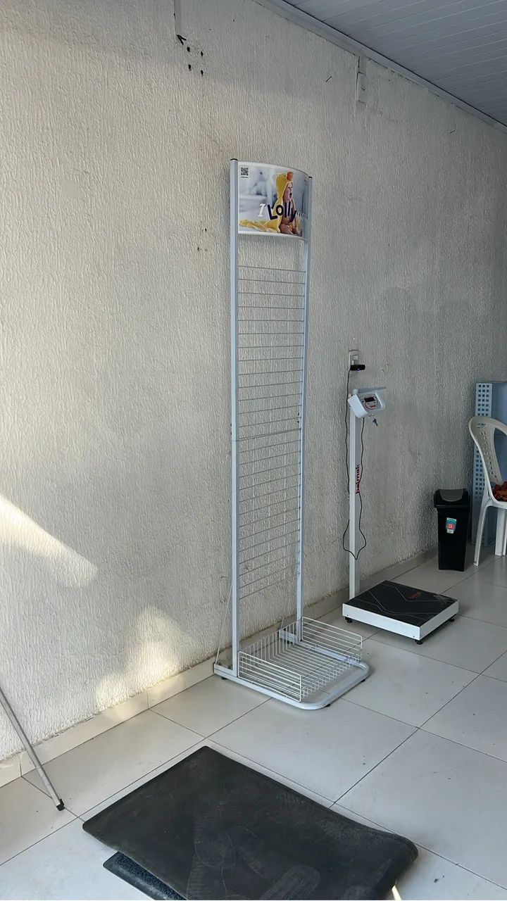 Prateleiras e balança 