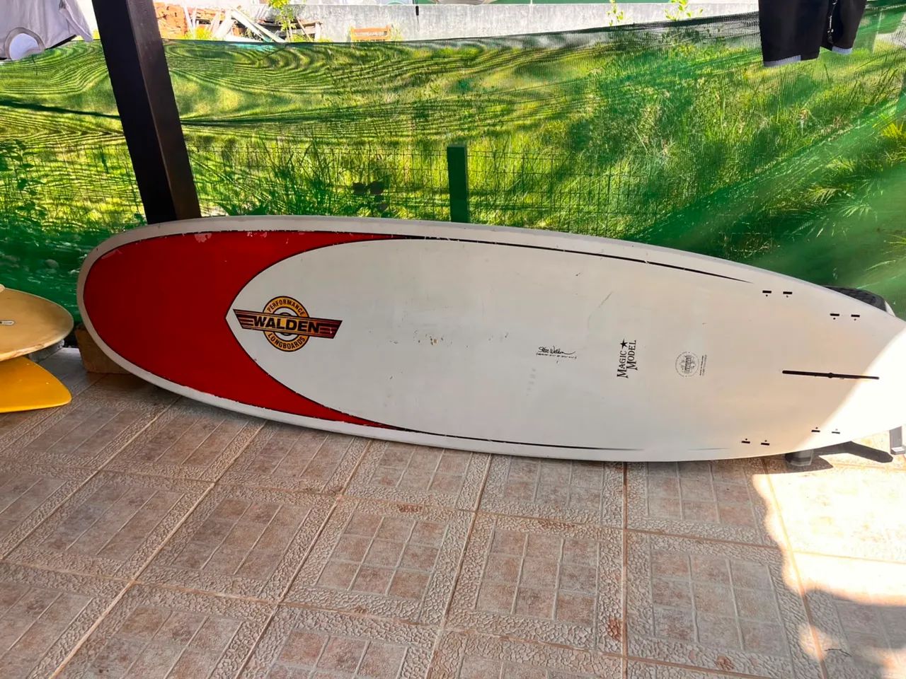 Walden Magic Model (vermelha/branca, Performance Longboards)