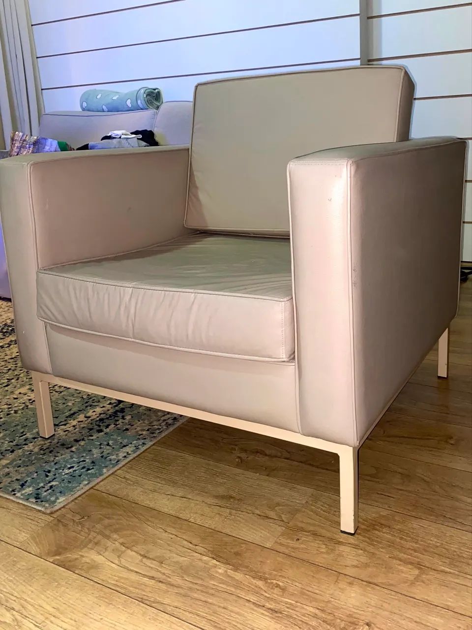 Poltrona confortável couro sintético off white  - Foto 4