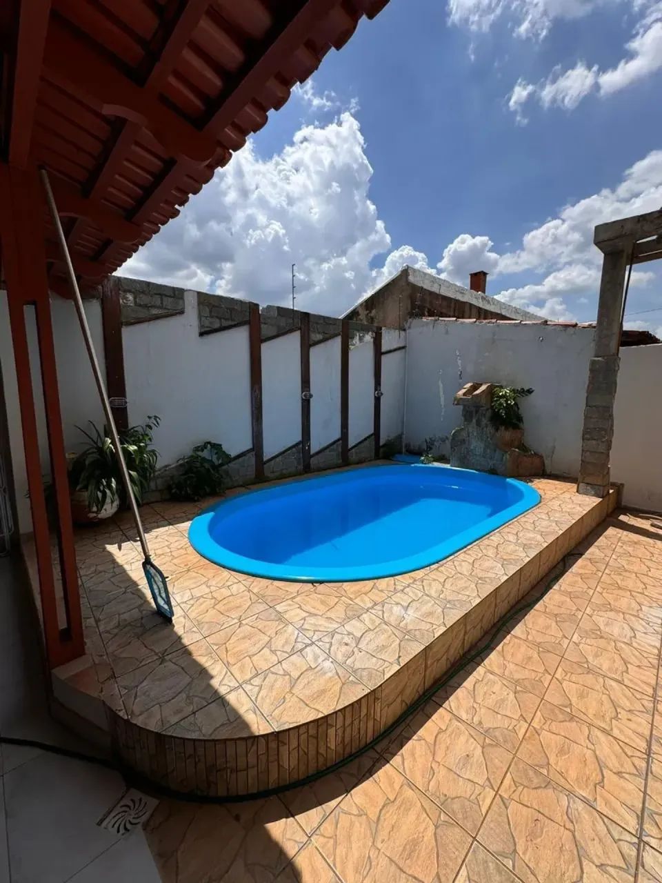 Sobrado de 350m2 - 04 Quartos (sendo 2 suítes) / Piscina / Churrasqueira