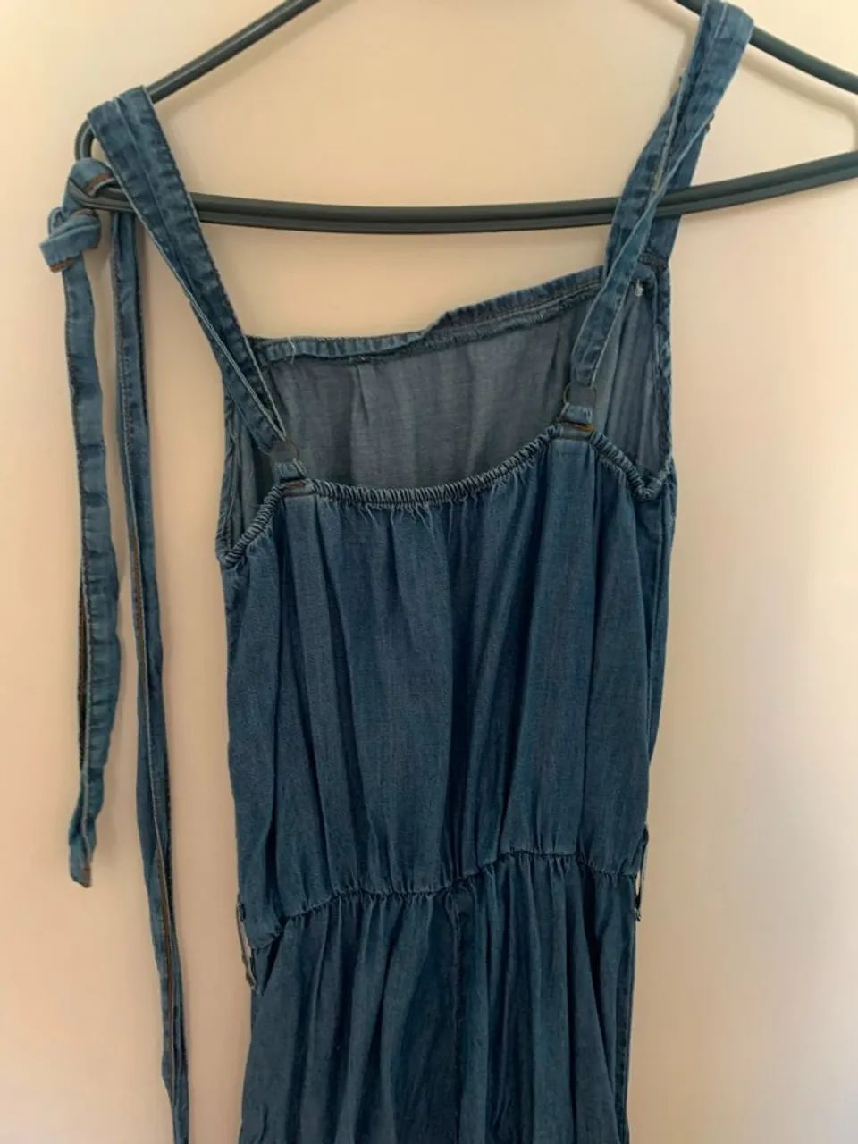 Macacão Jeans com leve fenda - Foto 3