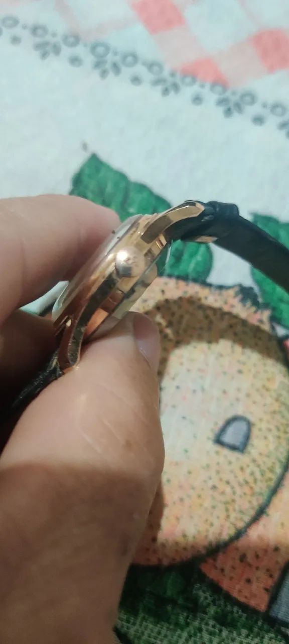 Lanço automático feminino funcionando normalmente todo chapeado a ouro pulseira de couro  - Foto 4