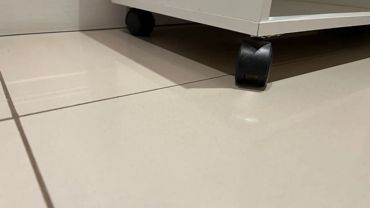 Vendo rack de sala branco mdf com rodinhas  - Foto 3