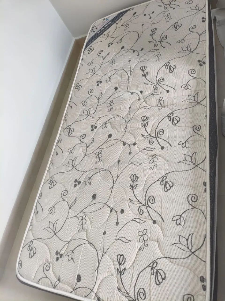 Vende-se cama box de solteiro com colchão  - Foto 3