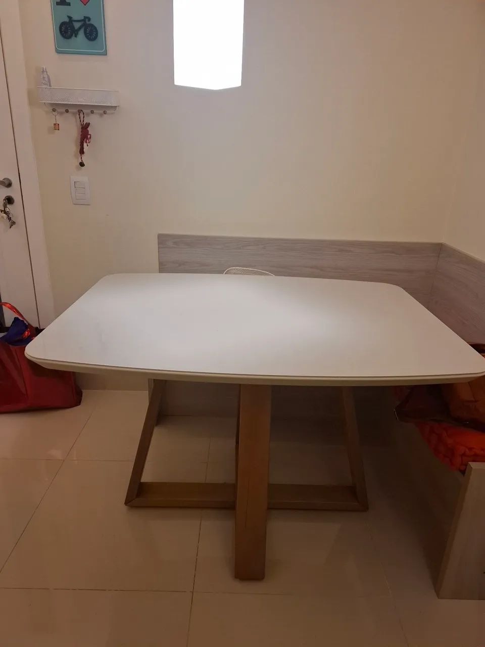 Mesa de jantar com vidro e pé de madeira maciça - Foto 2