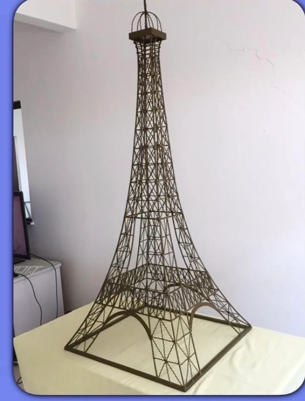 Torre  Eiffel e Placa destinos 1,50 e 1,80 de altura