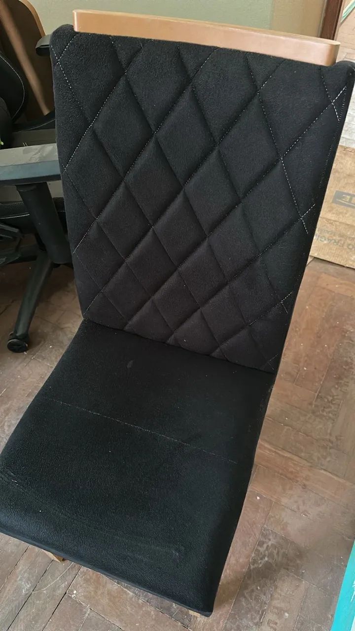 Mesa com 6 cadeiras estofadas na cor preta 