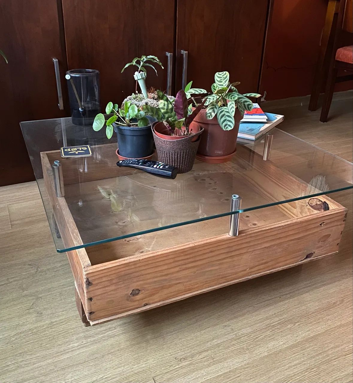 Mesa de centro com tampo de vidro e armazenamento interno