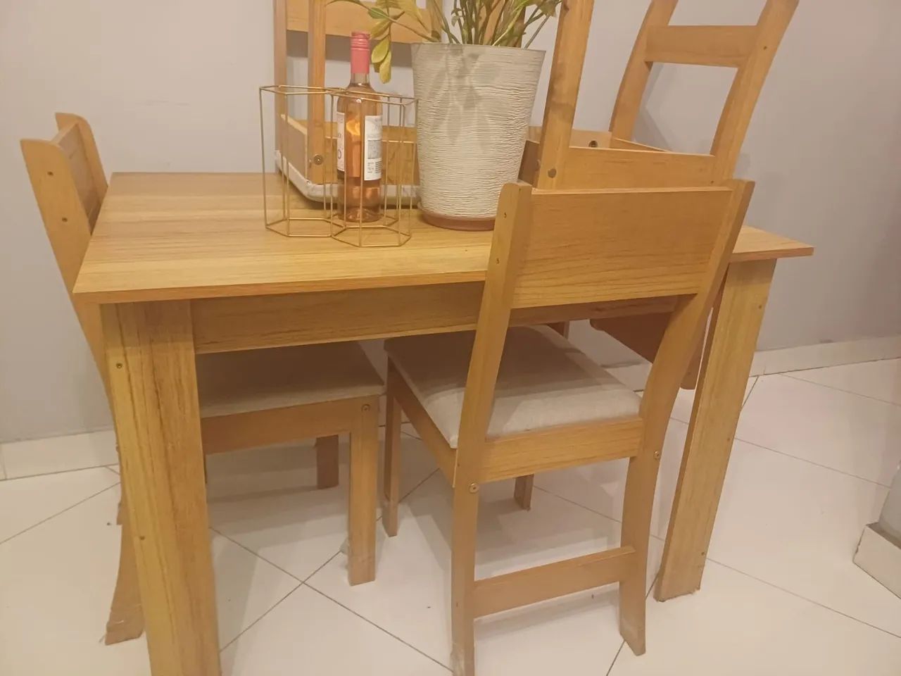 Vendo Mesa de jantar 4 cadeiras 