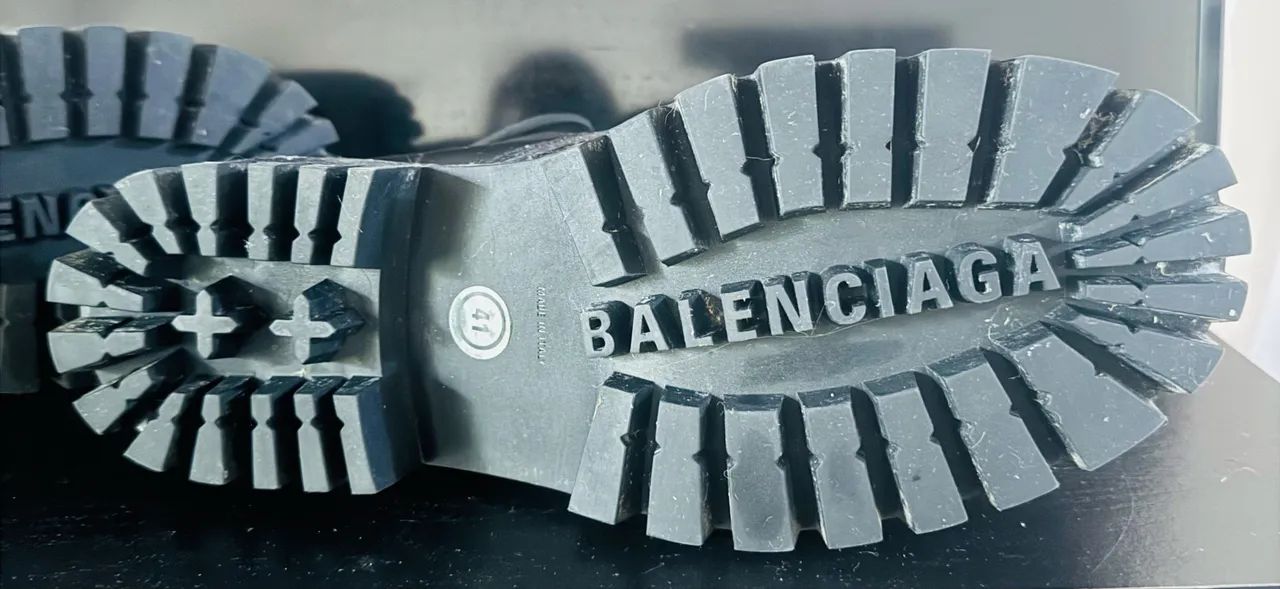 Botas Balenciaga Strike em couro preto - Foto 3